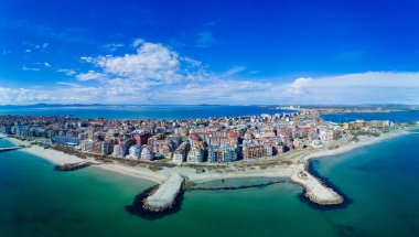Bulgaristan 'da açık bir günde, deniz yayı turkuvaz Karadeniz tarafından yıkanan, eski Avrupa' daki küçük evleri ve sessiz sakin caddeleri olan küçük Pomorie tatil beldesine panoramik kuş bakışı bakış