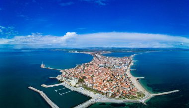 Bulgaristan 'da açık bir günde, deniz yayı turkuvaz Karadeniz tarafından yıkanan, eski Avrupa' daki küçük evleri ve sessiz sakin caddeleri olan küçük Pomorie tatil beldesine panoramik kuş bakışı bakış