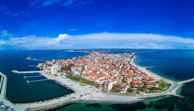 Bulgaristan 'da açık bir günde, deniz yayı turkuvaz Karadeniz tarafından yıkanan, eski Avrupa' daki küçük evleri ve sessiz sakin caddeleri olan küçük Pomorie tatil beldesine panoramik kuş bakışı bakış