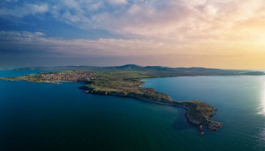 Kuş bakışı manzaralı vahşi kumlu, kuru çimenlerin kıyıları Bulgaristan 'da derin ve sakin bir akşamla yıkandı.