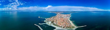 Bulgaristan 'da açık bir günde, deniz yayı turkuvaz Karadeniz tarafından yıkanan, eski Avrupa' daki küçük evleri ve sessiz sakin caddeleri olan küçük Pomorie tatil beldesine panoramik kuş bakışı bakış