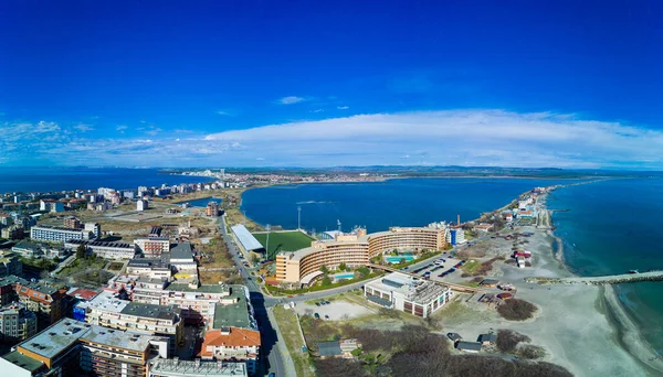 Bulgaristan 'da açık bir günde, deniz yayı turkuvaz Karadeniz tarafından yıkanan, eski Avrupa' daki küçük evleri ve sessiz sakin caddeleri olan küçük Pomorie tatil beldesine panoramik kuş bakışı bakış