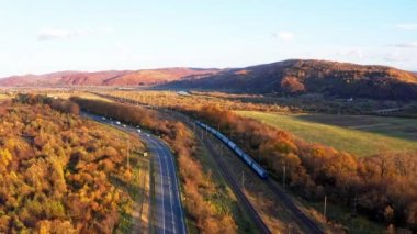 Tren, Ukrayna 'da ormandaki arabalarla karayolu yakınındaki Karpat dağlarına demiryolu ile gider.