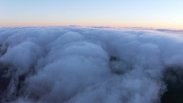 Strato spesso di nuvole bianche sopra le montagne all'alba — Video Stock