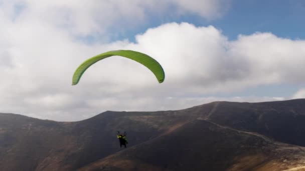 Parapente esporte ativo contra montanhas gigantes no planalto — Vídeo de Stock