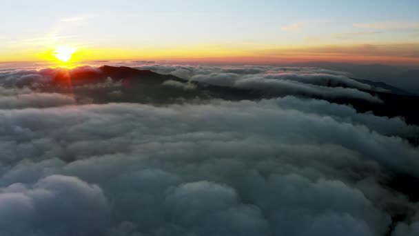 日出时分山上厚厚的白云 — 图库视频影像