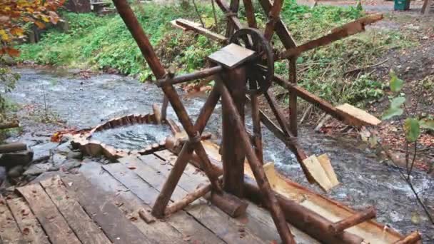 Le moulin entraîne l'eau dans la rivière dans la forêt d'automne par temps nuageux — Video