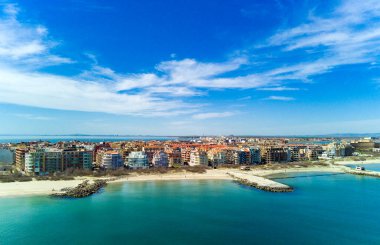 Bulgaristan 'da açık bir günde, deniz yayı turkuvaz Karadeniz tarafından yıkanan, eski Avrupa' daki küçük evleri ve sessiz sakin caddeleri olan küçük Pomorie tatil beldesine panoramik kuş bakışı bakış