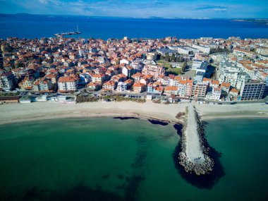 Bulgaristan 'da açık bir günde, deniz yayı turkuvaz Karadeniz tarafından yıkanan, eski Avrupa' daki küçük evleri ve sessiz sakin caddeleri olan küçük Pomorie tatil beldesine panoramik kuş bakışı bakış