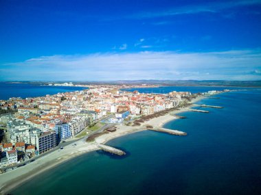 Bulgaristan 'da açık bir günde, deniz yayı turkuvaz Karadeniz tarafından yıkanan, eski Avrupa' daki küçük evleri ve sessiz sakin caddeleri olan küçük Pomorie tatil beldesine panoramik kuş bakışı bakış
