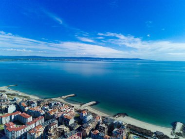 Bulgaristan 'da açık bir günde, deniz yayı turkuvaz Karadeniz tarafından yıkanan, eski Avrupa' daki küçük evleri ve sessiz sakin caddeleri olan küçük Pomorie tatil beldesine panoramik kuş bakışı bakış