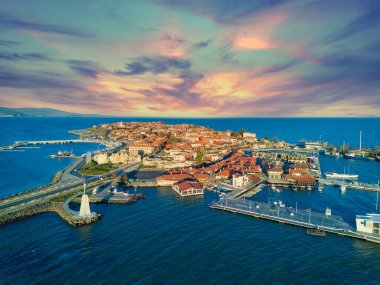 Bulgaristan 'ın sakin gözenekli derin Karadeniz tarafından yıkanan tarihi Avrupa evleri ve taze çiçek açan boş parklarıyla küçük bahar yeşil kenti Nessebar' ın kuş bakışı manzarası