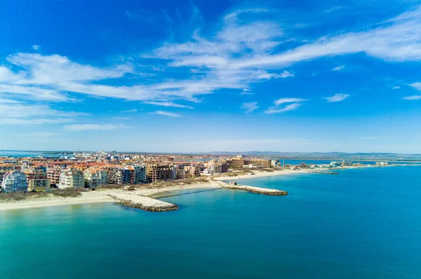 Bulgaristan 'da açık bir günde, deniz yayı turkuvaz Karadeniz tarafından yıkanan, eski Avrupa' daki küçük evleri ve sessiz sakin caddeleri olan küçük Pomorie tatil beldesine panoramik kuş bakışı bakış