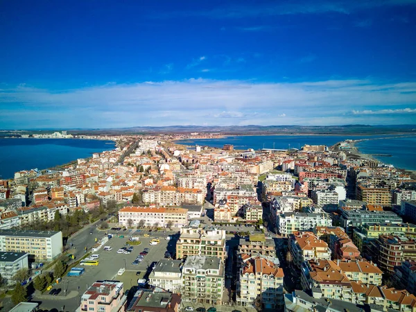 Bulgaristan 'da açık bir günde, deniz yayı turkuvaz Karadeniz tarafından yıkanan, eski Avrupa' daki küçük evleri ve sessiz sakin caddeleri olan küçük Pomorie tatil beldesine panoramik kuş bakışı bakış