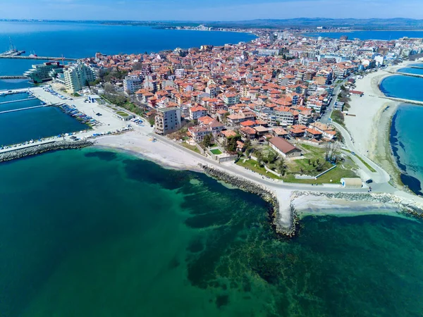Bulgaristan 'da açık bir günde, deniz yayı turkuvaz Karadeniz tarafından yıkanan, eski Avrupa' daki küçük evleri ve sessiz sakin caddeleri olan küçük Pomorie tatil beldesine panoramik kuş bakışı bakış