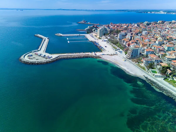 Bulgaristan 'da açık bir günde, deniz yayı turkuvaz Karadeniz tarafından yıkanan, eski Avrupa' daki küçük evleri ve sessiz sakin caddeleri olan küçük Pomorie tatil beldesine panoramik kuş bakışı bakış
