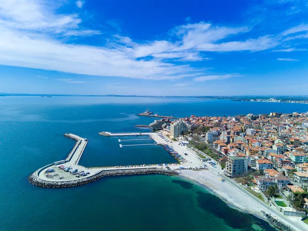Bulgaristan 'da açık bir günde, deniz yayı turkuvaz Karadeniz tarafından yıkanan, eski Avrupa' daki küçük evleri ve sessiz sakin caddeleri olan küçük Pomorie tatil beldesine panoramik kuş bakışı bakış