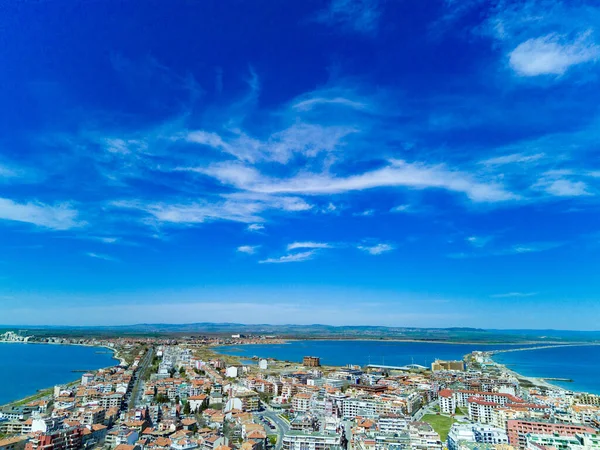 Bulgaristan 'da açık bir günde, deniz yayı turkuvaz Karadeniz tarafından yıkanan, eski Avrupa' daki küçük evleri ve sessiz sakin caddeleri olan küçük Pomorie tatil beldesine panoramik kuş bakışı bakış