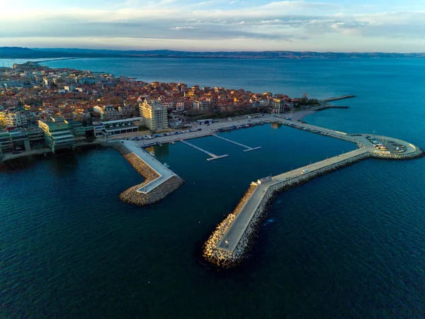 Bulgaristan 'da açık bir günde, deniz yayı turkuvaz Karadeniz tarafından yıkanan, eski Avrupa' daki küçük evleri ve sessiz sakin caddeleri olan küçük Pomorie tatil beldesine panoramik kuş bakışı bakış