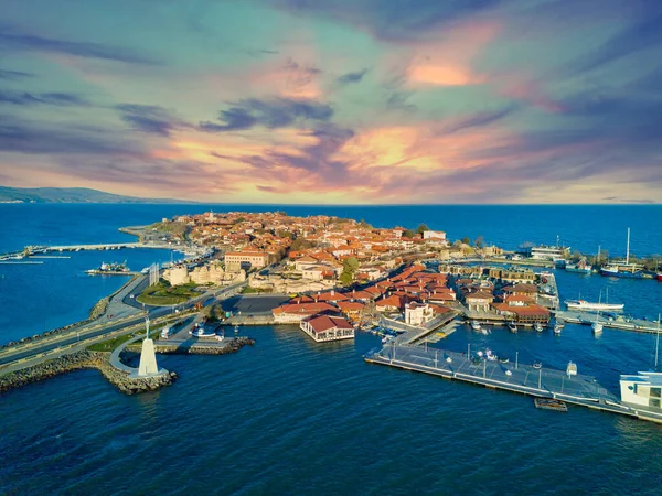 Bulgaristan 'ın sakin gözenekli derin Karadeniz tarafından yıkanan tarihi Avrupa evleri ve taze çiçek açan boş parklarıyla küçük bahar yeşil kenti Nessebar' ın kuş bakışı manzarası