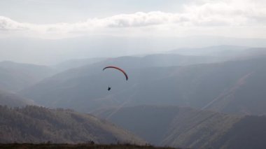 İskoçya 'daki dev dağlara karşı aktif spor paraglilasyonu