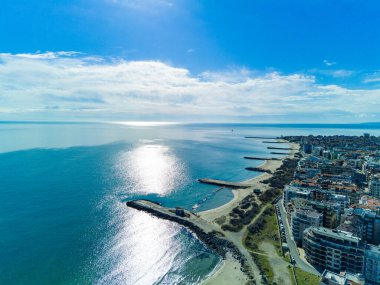 Bulgaristan 'da açık bir günde, deniz yayı turkuvaz Karadeniz tarafından yıkanan, eski Avrupa' daki küçük evleri ve sessiz sakin caddeleri olan küçük Pomorie tatil beldesine panoramik kuş bakışı bakış