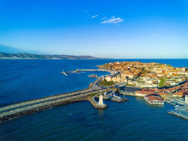 Bulgaristan 'ın sakin gözenekli derin Karadeniz tarafından yıkanan tarihi Avrupa evleri ve taze çiçek açan boş parklarıyla küçük bahar yeşil kenti Nessebar' ın kuş bakışı manzarası
