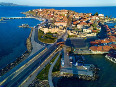 Bulgaristan 'ın sakin gözenekli derin Karadeniz tarafından yıkanan tarihi Avrupa evleri ve taze çiçek açan boş parklarıyla küçük bahar yeşil kenti Nessebar' ın kuş bakışı manzarası