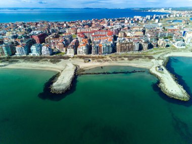 Bulgaristan 'da açık bir günde, deniz yayı turkuvaz Karadeniz tarafından yıkanan, eski Avrupa' daki küçük evleri ve sessiz sakin caddeleri olan küçük Pomorie tatil beldesine panoramik kuş bakışı bakış