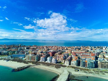 Bulgaristan 'da açık bir günde, deniz yayı turkuvaz Karadeniz tarafından yıkanan, eski Avrupa' daki küçük evleri ve sessiz sakin caddeleri olan küçük Pomorie tatil beldesine panoramik kuş bakışı bakış
