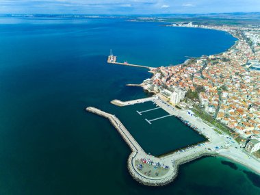 Bulgaristan 'da açık bir günde, deniz yayı turkuvaz Karadeniz tarafından yıkanan, eski Avrupa' daki küçük evleri ve sessiz sakin caddeleri olan küçük Pomorie tatil beldesine panoramik kuş bakışı bakış