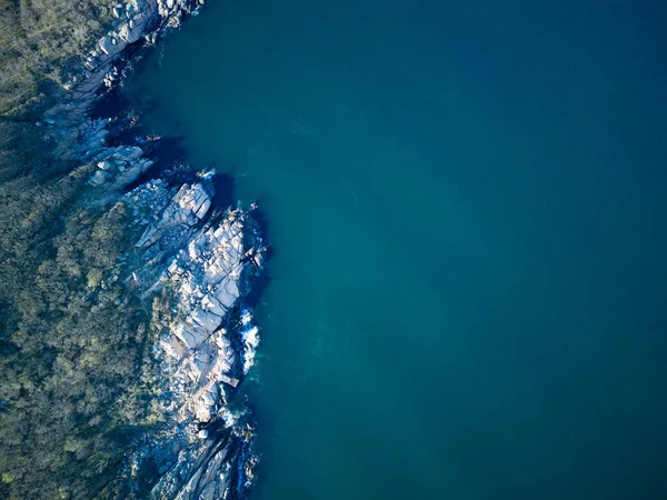 Panorama Van Een Wilde Steen Zandstrand Met Donker Nat Zee — Stockfoto