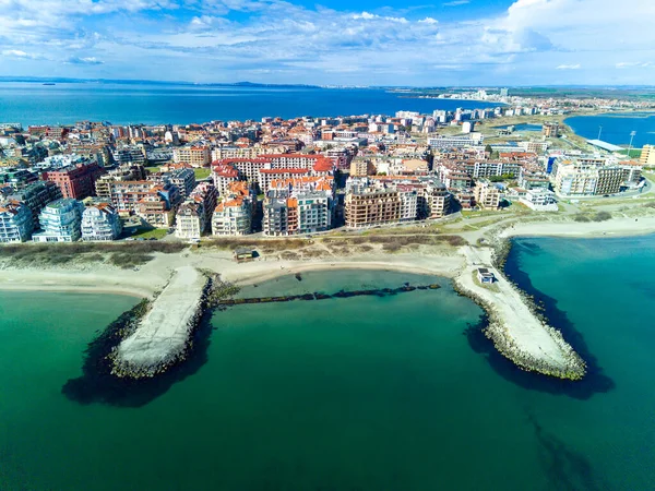 Bulgaristan 'da açık bir günde, deniz yayı turkuvaz Karadeniz tarafından yıkanan, eski Avrupa' daki küçük evleri ve sessiz sakin caddeleri olan küçük Pomorie tatil beldesine panoramik kuş bakışı bakış