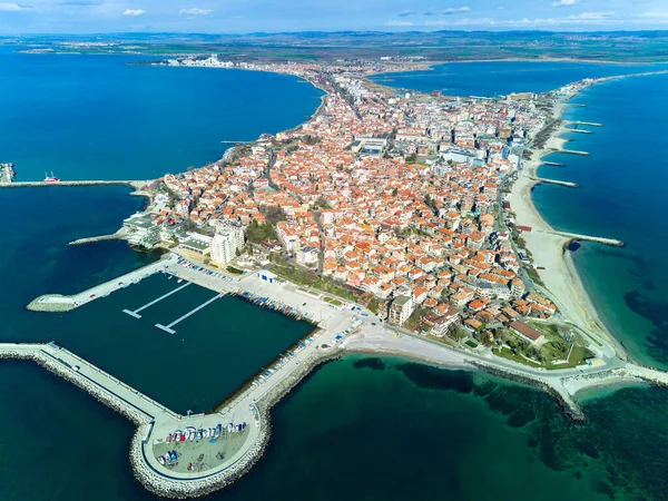 Bulgaristan 'da açık bir günde, deniz yayı turkuvaz Karadeniz tarafından yıkanan, eski Avrupa' daki küçük evleri ve sessiz sakin caddeleri olan küçük Pomorie tatil beldesine panoramik kuş bakışı bakış