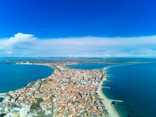 Bulgaristan 'da açık bir günde, deniz yayı turkuvaz Karadeniz tarafından yıkanan, eski Avrupa' daki küçük evleri ve sessiz sakin caddeleri olan küçük Pomorie tatil beldesine panoramik kuş bakışı bakış