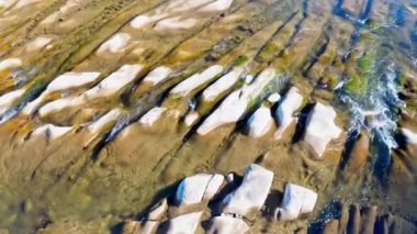 Nehir akıntılarının üzerinden uç, gerçek zamanlı İHA videosu