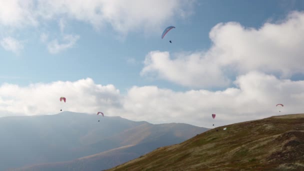 Parapente esporte ativo contra montanhas gigantes no planalto — Vídeo de Stock
