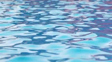 Işık yansımaları ile havuz mavi saf su