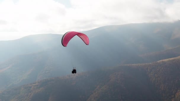 Paralotniarstwo aktywny sport z gigantycznych gór w górach — Wideo stockowe