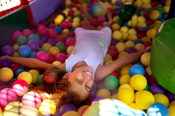 Menina em uma camiseta passa tempo na sala de jogos desfrutando de um dia de verão — Fotografia de Stock