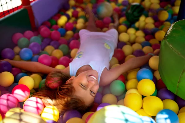 Chica en una camiseta pasa tiempo en la sala de juegos disfrutando de un día de verano — Foto de Stock