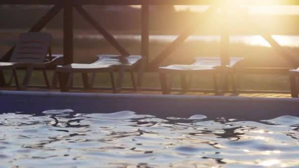 Horní pohled na bazén s průzračnou vodou na dovolené při západu slunce pozadí — Stock video