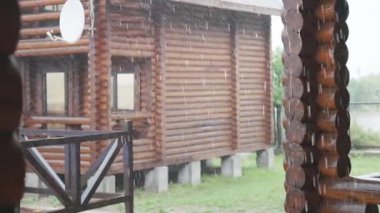 Yağmur ve rüzgar, tatil merkezindeki yaz havasını bozar.