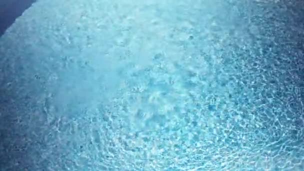Blaues Wasser im Pool mit Lichtreflexen — Stockvideo