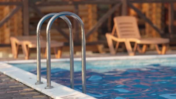 Vista superior de la piscina con agua clara de vacaciones en el fondo del atardecer — Vídeos de Stock