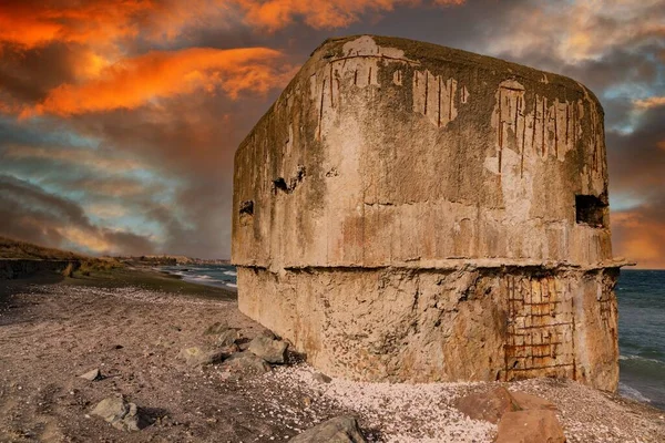 El búnker se encuentra en la playa cerca del Mar Negro con una guerra en el fondo de un cielo nublado — Foto de Stock