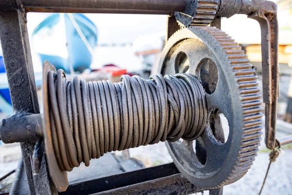 Winch with a rope on a pier with boats and boats against the sky — Stockfoto