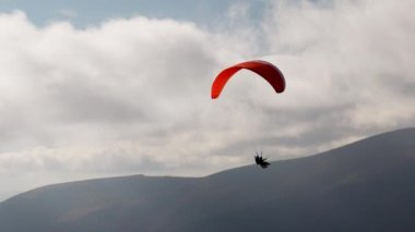 İskoçya 'daki dev dağlara karşı aktif spor paraglilasyonu