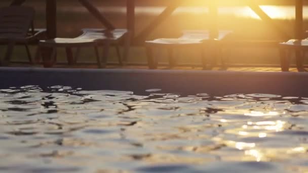 Horní pohled na bazén s průzračnou vodou na dovolené při západu slunce pozadí — Stock video