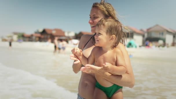 Mom with glasses holds her son and shows him the horizon — Αρχείο Βίντεο